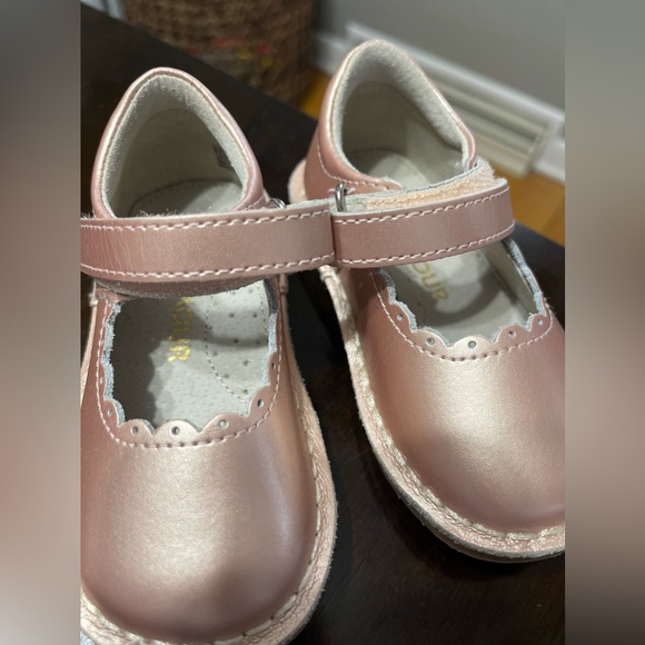 L’AMOUR Online Exclusive - Caitlin Pink Gold Scalloped Mary Jane - Picture 11 of 14